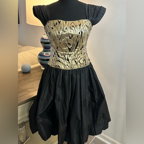Source Unknown Dresses & Skirts - Gold Metallic & Black Party Dress - Size 12